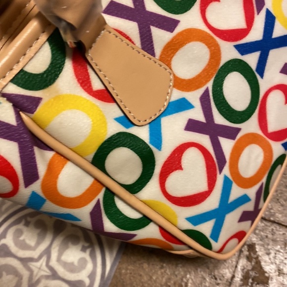 Women’s XOXO Handbag - Picture 2 of 10